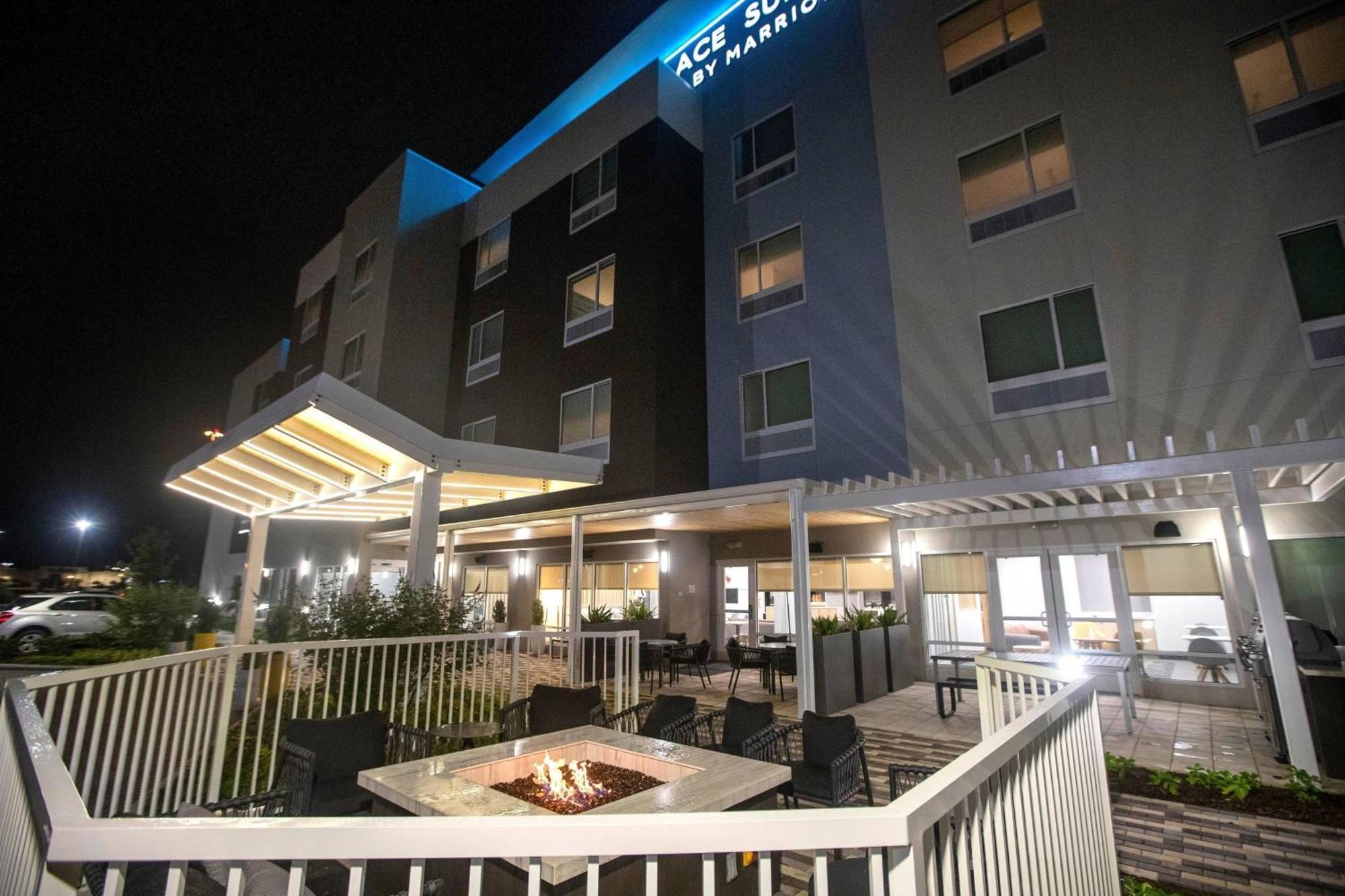 Towneplace Suites By Marriott Конро Екстер'єр фото